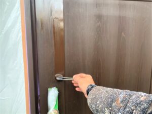 奈良市　戸建て　玄関ドア　木製ドア　鍵穴　木製格子　塗装工事　DAITAKU　ダイタク
