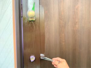 奈良市　戸建て　玄関ドア　木製ドア　鍵穴　木製格子　塗装工事　DAITAKU　ダイタク