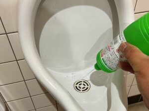 奈良市　オフィスビル　男子トイレ　小便器　詰まり　排水　洗管工事　高圧洗浄　ダイタク　DAITAKU　奈良　生駒